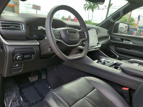 Used 2024 Jeep Wagoneer L Series II w/ Flexible Seating Group AWD/4WD image 10