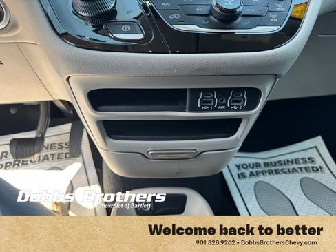 Used 2023 Chrysler Pacifica Touring-L FWD image 24