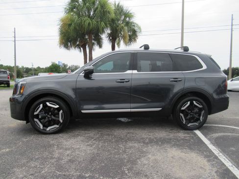 Used 2024 Kia Telluride EX w/ EX Captain's Chair Package FWD image 2