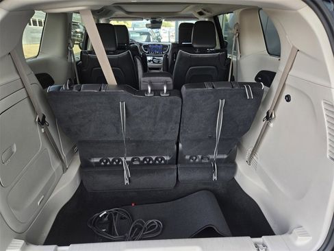Used 2022 Chrysler Pacifica Limited w/ Uconnect Theater Family Group image 33