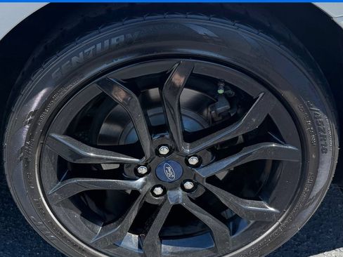 Used 2019 Ford Fusion SE w/ Equipment Group 151A FWD image 10