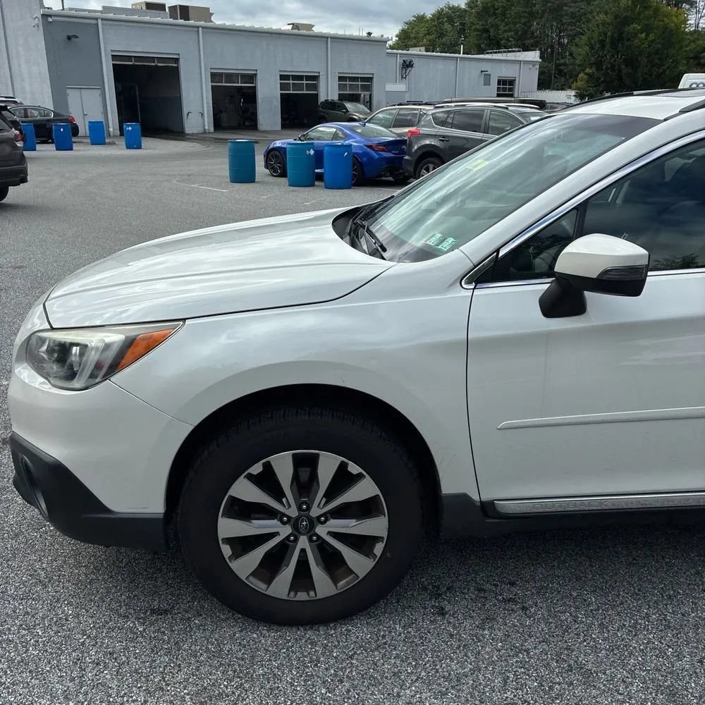 Used 2017 Subaru Outback 2.5i Touring AWD/4WD image 2