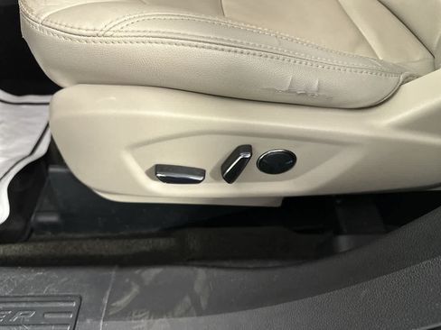 Used 2018 Ford Explorer XLT w/ Equipment Group 202A FWD image 18