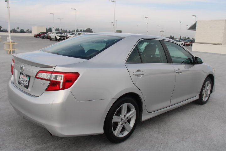 Used 2012 Toyota Camry SE FWD image 3