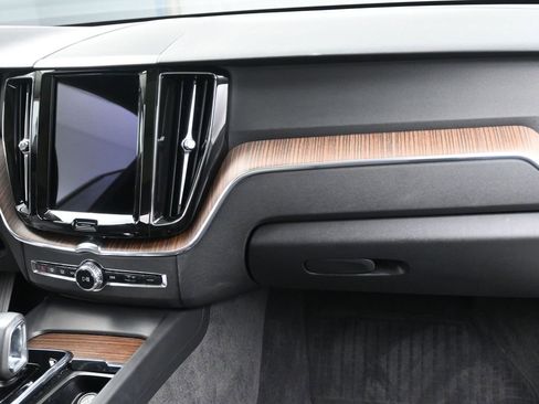 Used 2023 Volvo XC60 B5 Plus image 17