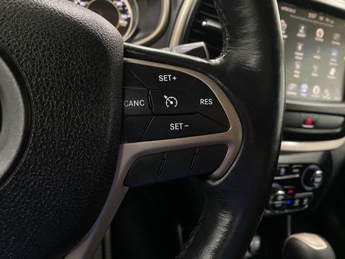 Used 2016 Jeep Cherokee Latitude w/ Comfort/Convenience Group AWD/4WD image 18
