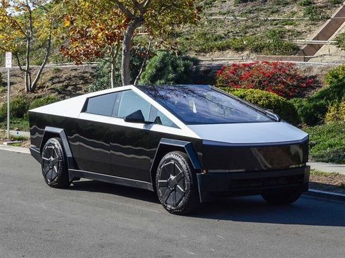 Used 2024 Tesla Cybertruck AWD Crew Cab image 8