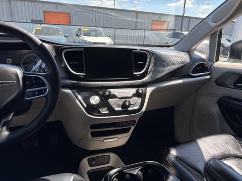 Used 2023 Chrysler Pacifica Touring-L FWD image 16