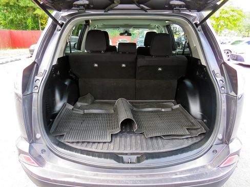 Used 2018 Toyota RAV4 XLE w/ Plus Extra Value Package image 16