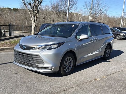 Used 2021 Toyota Sienna XLE image 3