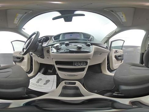 Used 2022 Chrysler Voyager LX image 12