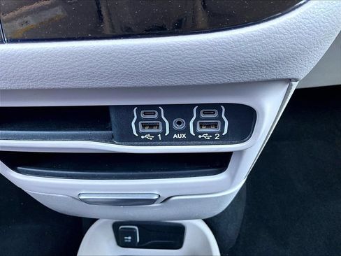 Used 2024 Chrysler Pacifica Touring-L FWD image 17