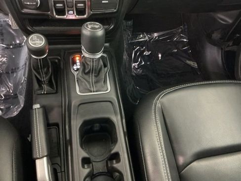 Used 2021 Jeep Wrangler Unlimited Sahara w/ Uconnect 4C Nav & Sound Group AWD/4WD image 19