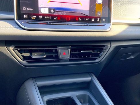 Certified 2025 Volkswagen Tiguan SE image 30