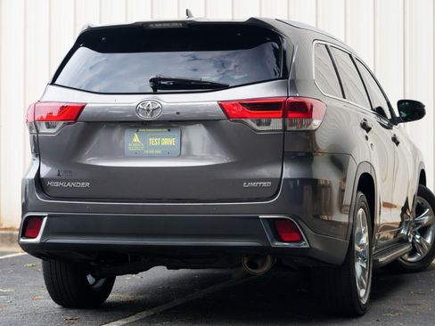 Used 2017 Toyota Highlander Limited FWD image 4