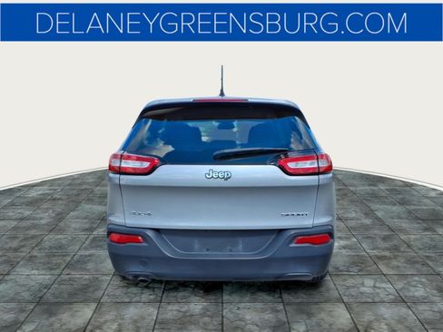 Used 2017 Jeep Cherokee Sport w/ Cold Weather Group AWD/4WD image 4