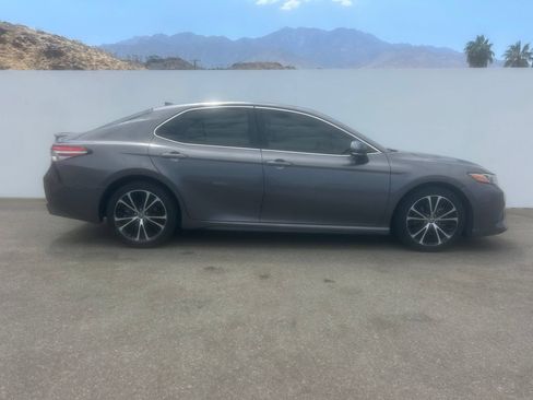 Used 2019 Toyota Camry SE w/ Convenience Package FWD image 4
