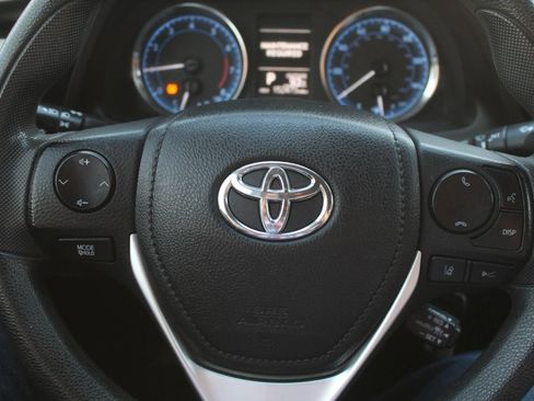 Used 2018 Toyota Corolla LE FWD image 16