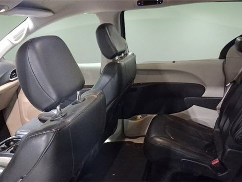Used 2020 Chrysler Pacifica Touring-L image 21
