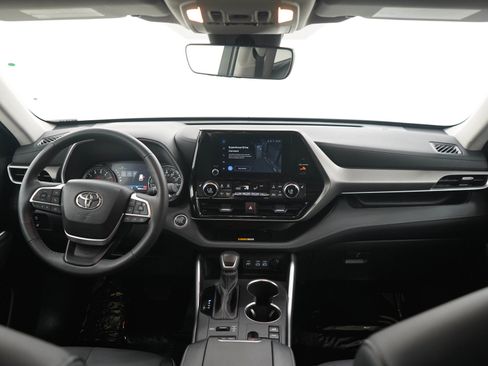 Used 2024 Toyota Highlander XLE AWD/4WD image 14