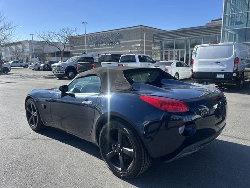 Used 2007 Pontiac Solstice w/ Preferred Package image 4
