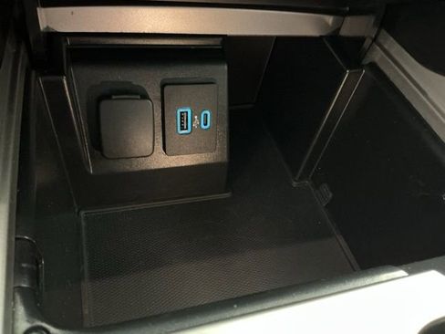 Used 2020 Ford Explorer XLT w/ Equipment Group 202A AWD/4WD image 31