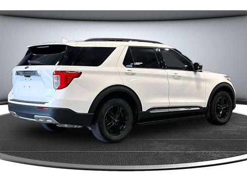 Used 2021 Ford Explorer XLT w/ Equipment Group 202A AWD/4WD image 17