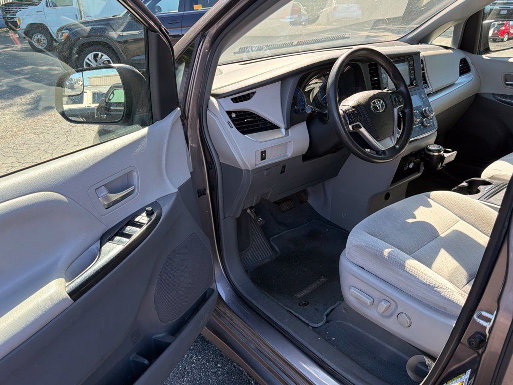 Used 2019 Toyota Sienna LE FWD image 11