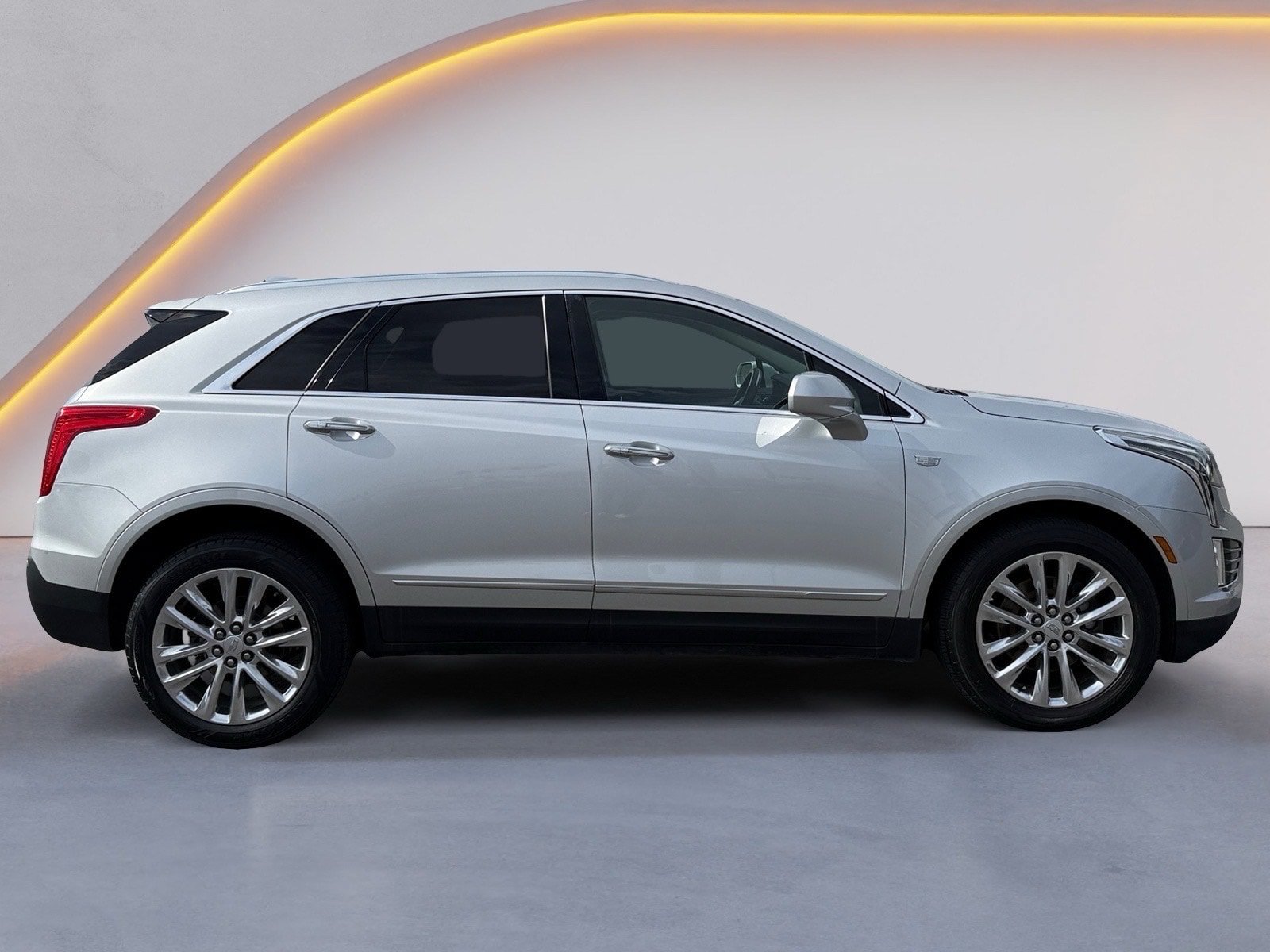 Used 2019 Cadillac XT5 Premium Luxury FWD image 2