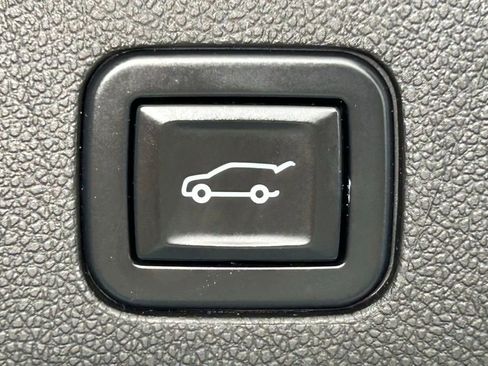 Used 2022 Cadillac Escalade ESV Premium Luxury image 17