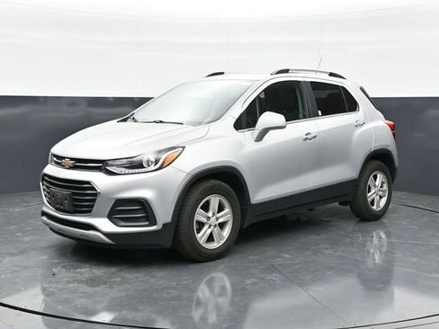 Used 2020 Chevrolet Trax LT w/ LT Convenience Package FWD image 3
