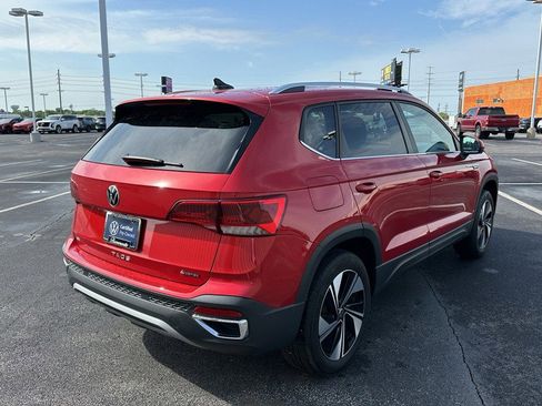 Used 2024 Volkswagen Taos SE w/ Panoramic Sunroof Package image 5