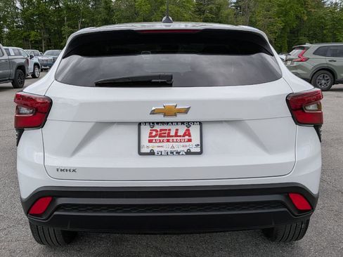 Used 2024 Chevrolet Trax LS w/ LS Convenience Package FWD image 9