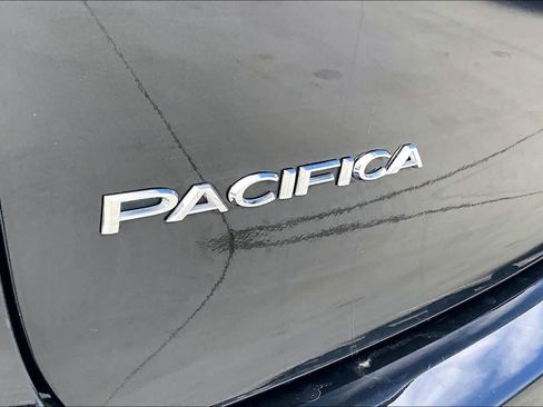 Used 2023 Chrysler Pacifica Touring-L FWD image 29