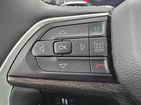 Used 2023 Jeep Grand Cherokee Limited image 17