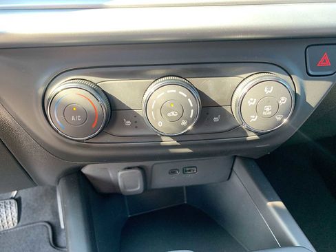 Certified 2025 Chevrolet Trax RS FWD image 16