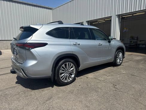 Used 2025 Toyota Highlander Platinum AWD/4WD image 5