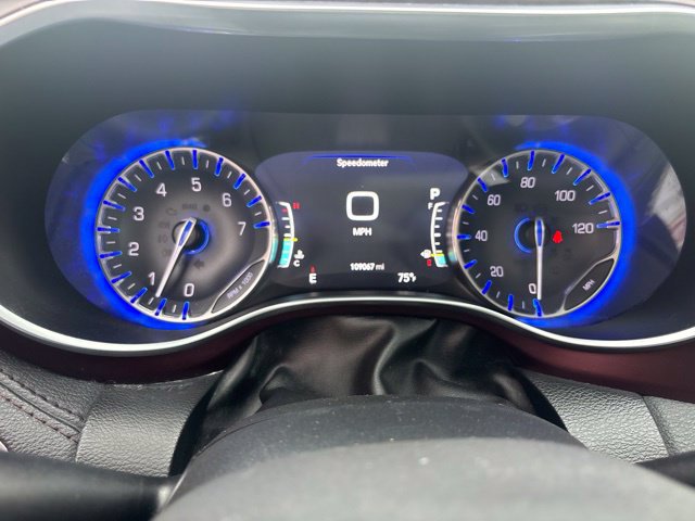 Used 2017 Chrysler Pacifica Limited w/ UConnect Theater Package FWD image 11