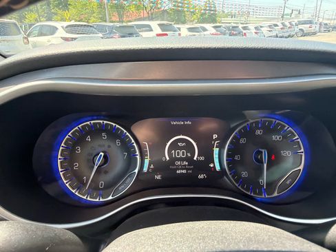 Used 2023 Chrysler Pacifica Touring-L image 24