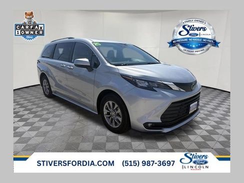 Used 2025 Toyota Sienna XLE FWD image 1