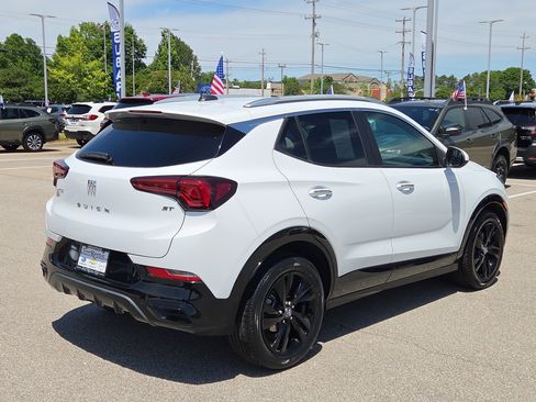 Used 2024 Buick Encore GX Sport Touring FWD image 3