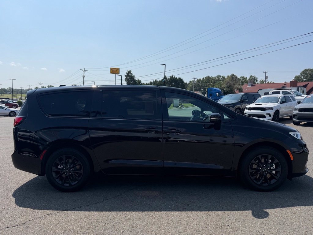 Used 2024 Chrysler Pacifica Limited FWD image 2
