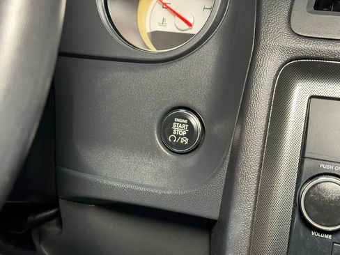 Used 2011 Dodge Challenger image 32