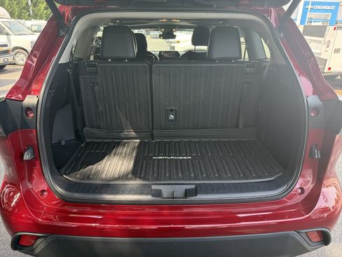 Used 2022 Toyota Highlander XLE AWD/4WD image 34