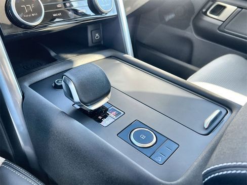 Certified 2025 Land Rover Discovery Dynamic SE image 28