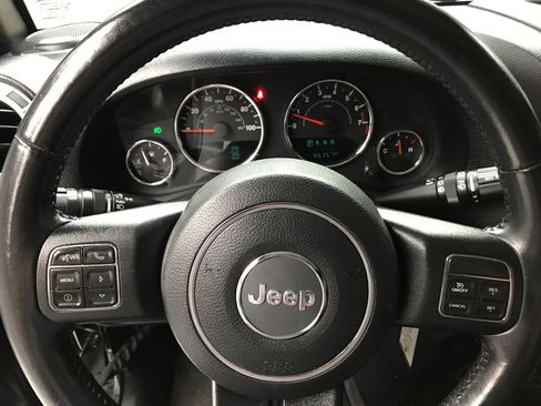 Used 2015 Jeep Wrangler Unlimited Sahara w/ Connectivity Group AWD/4WD image 11