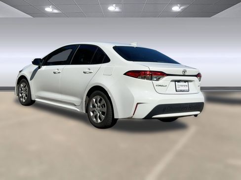 Used 2022 Toyota Corolla LE image 3