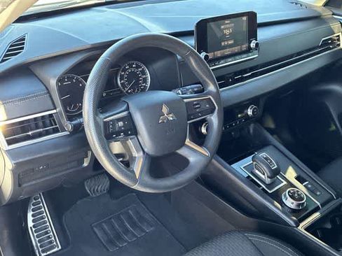 Used 2022 Mitsubishi Outlander ES image 2