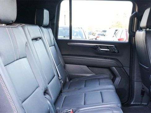 Used 2025 Chevrolet Suburban RST image 18