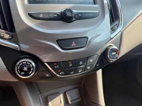 Used 2018 Chevrolet Cruze LT w/ Convenience Package image 24